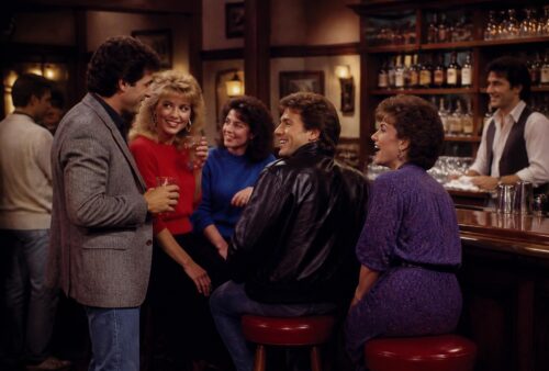 découvrez comment la sitcom cheers a révolutionné le genre des sitcoms à la télévision grâce à son humour unique, ses personnages attachants et son influence durable sur le petit écran.